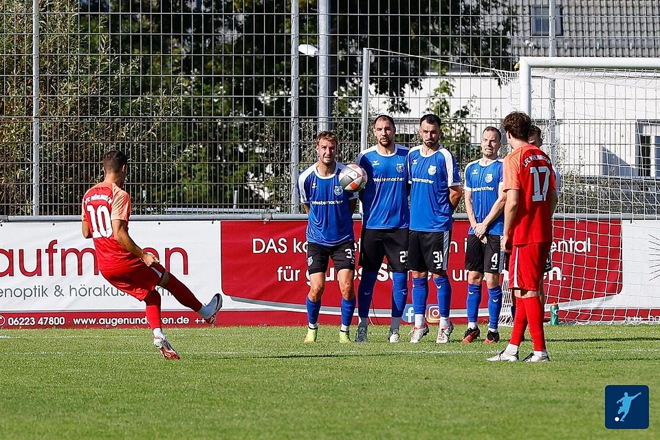 Mühlhausen (rot) ist am Sonntag Favorit gegen die U23 des FCA Walldorf.