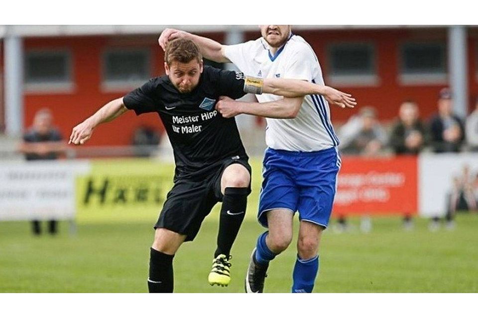 Schemmerhofen (links Marcel Wenk) und Baustetten (hier Philipp Schaible) trennten sich mit 2:2. (Foto: Volker Strohmaier)