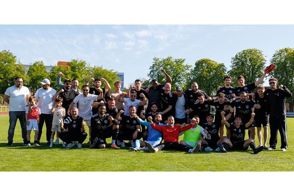 Meisterlich: Die Fußballer von Barbaros Mainz bejubeln vorzeitig den Bezirksliga-Titel.