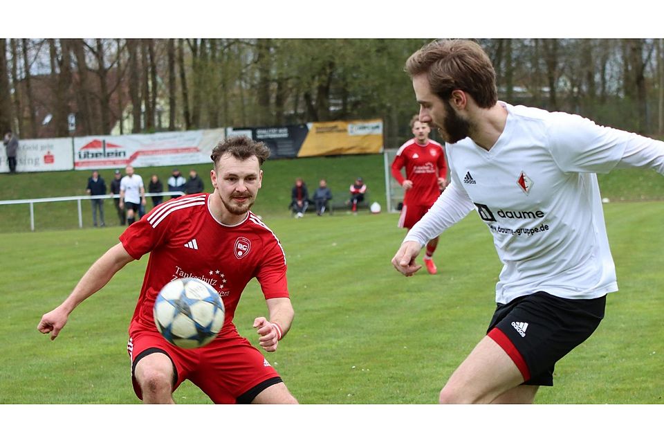 Mann des Tages: Franz Gamperl (l.) brachte Attaching mit seinem Doppelpack auf die Siegerstraße. Da konnte auch FCA-Spieler Felix Schäfer (r.) nichts ausrichten.