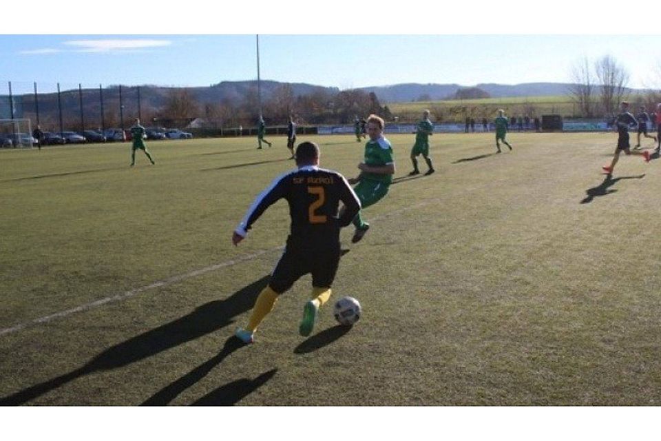 Die Sportfreunde Azadi Attendorn um Mahmoud Hussein (mit der Nummer zwei) kamen bei Heggens Zweitvertretung nicht über ein 0:0-Remis hinaus. Foto: Aldadak