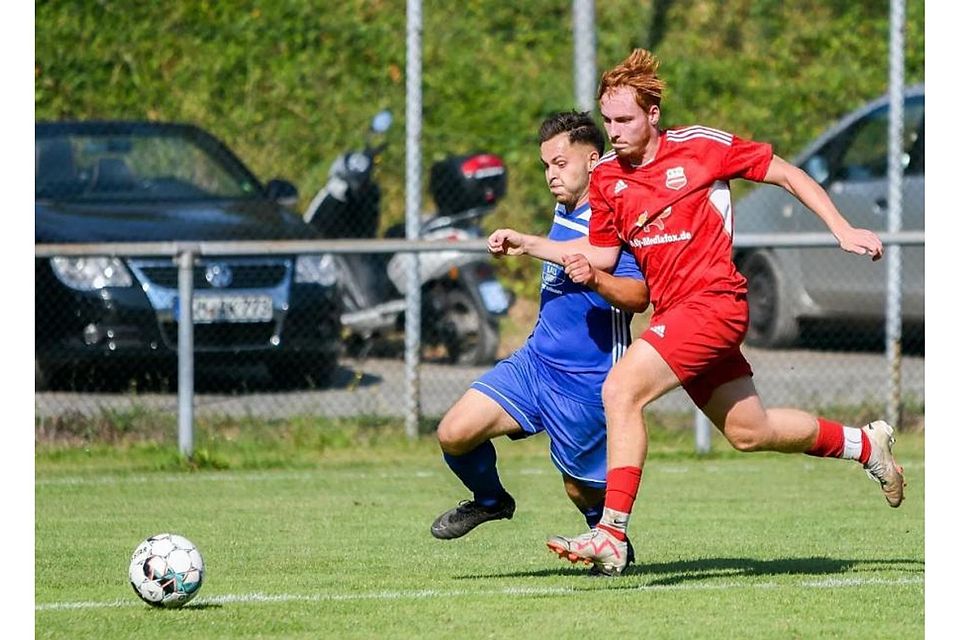 Hargesheims Laurin Hahne (rotes Trikot) im Laufduell mit seinem Gegenspieler von der SG Gräfenbachtal.	Foto: Sebastian Bohr