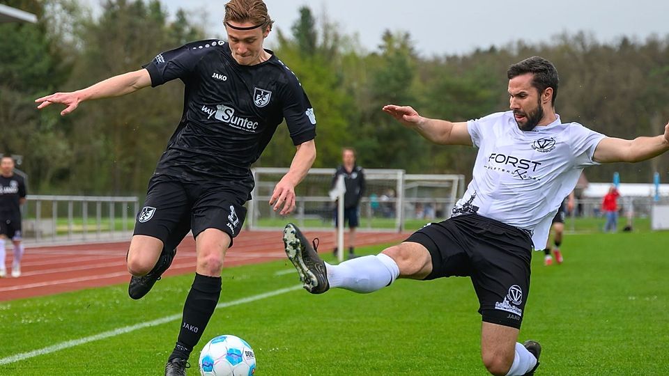 Meister 1. FC Schwarzenfeld (links) darf sich im Saisonfinale nochmal beim Tabellenzweiten Kemnath beweisen.