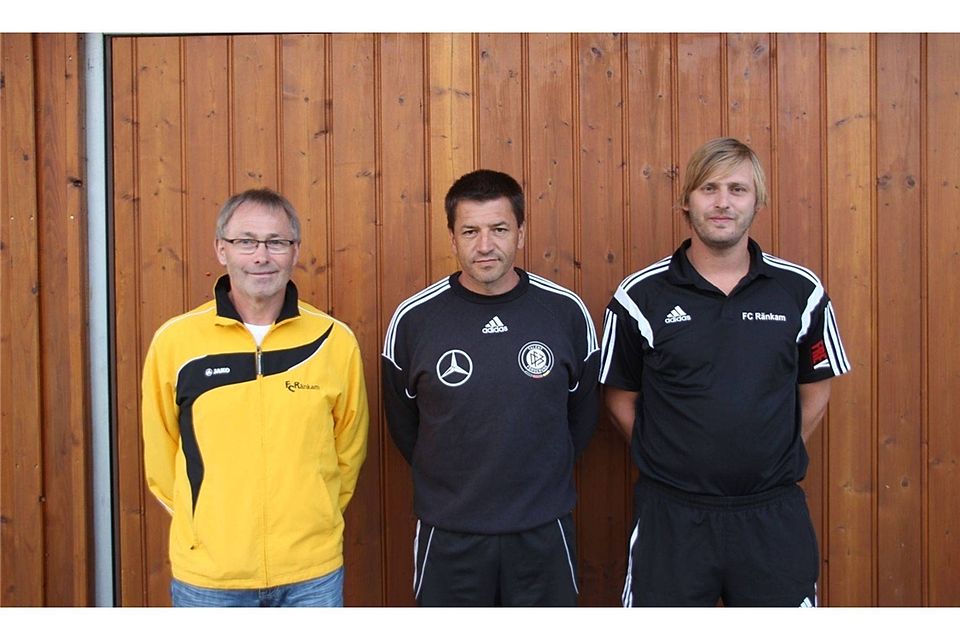 Fußball-Abteilungsleiter Bernhard Dietl (links) und Teammanager Markus Kreitinger (rechts) stellten Karl Kordick als neuen Trainer vor. Foto: fkr