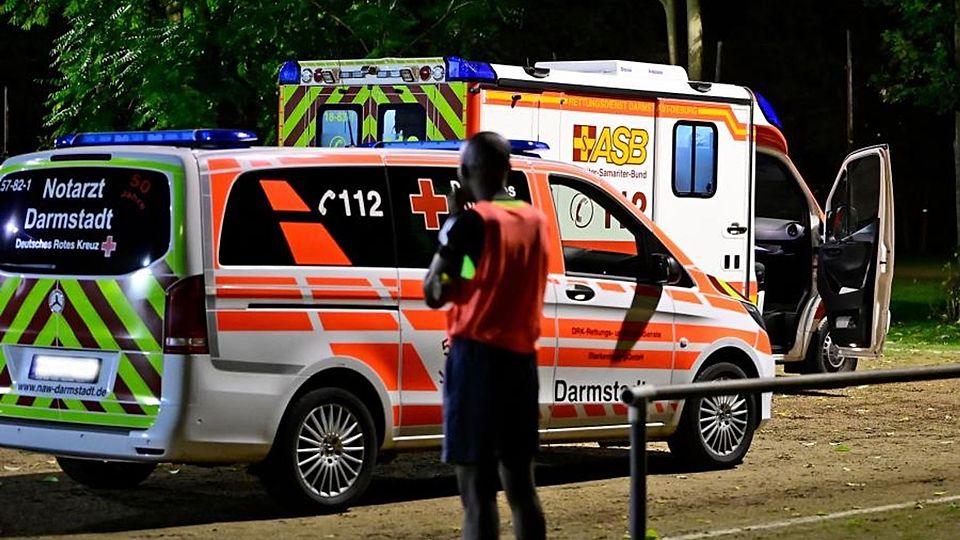 Das wars: Schiedsrichter Yvan Teddy Noumsi Kamge beobachtet die Szenerie nach dem Zwischenfall.