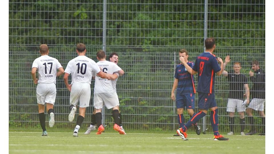 1:1 endete das erste Heppenheimer A-Liga-Derby zwischen Aufsteiger TSV Hambach und dem FC Starkenburgia (weiße Trikots). Fynn Langer, Felix Walter, Torschütze Luca Schemel und Nils Wegner (von links) bejubeln hier den Führungstreffer.	Foto: Dagmar Jährling