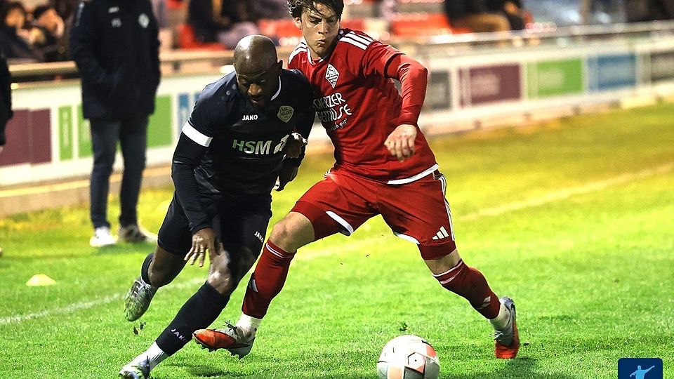 Nicholas Richardson (re.) und der TSV Nürnberg-Buch konnten beim 1. SC Feucht einen dringend benötigten 2:0 Sieg einfahren.