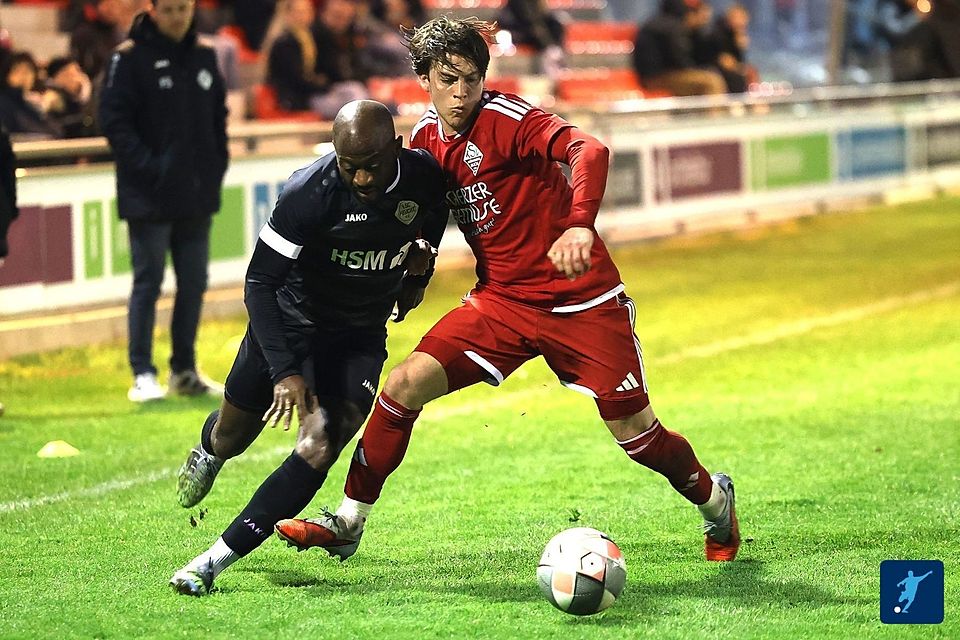 Nicholas Richardson (re.) und der TSV Nürnberg-Buch konnten beim 1. SC Feucht einen dringend benötigten 2:0 Sieg einfahren. Nicholas Richardson (re.) und der TSV Nürnberg-Buch konnten beim 1. SC Feucht einen dringend benötigten 2:0 Sieg einfahren.