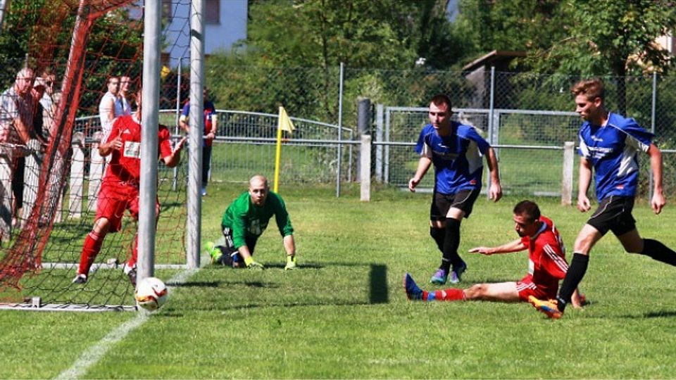 Packende Torszenen gab es im Hinspiel zwischen dem ASV Höchstadt (blaue Trikots) und dem TSV Vestenbergsgreuth. Im August gewann der ASV nach einer spannenden Partie mit 3:2, die Greuther haben sich sicherlich eine Revanche geschworen. Foto: Niko Spörlein