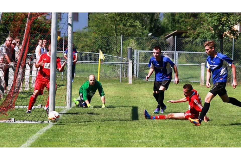 Packende Torszenen gab es im Hinspiel zwischen dem ASV Höchstadt (blaue Trikots) und dem TSV Vestenbergsgreuth. Im August gewann der ASV nach einer spannenden Partie mit 3:2, die Greuther haben sich sicherlich eine Revanche geschworen. Foto: Niko Spörlein