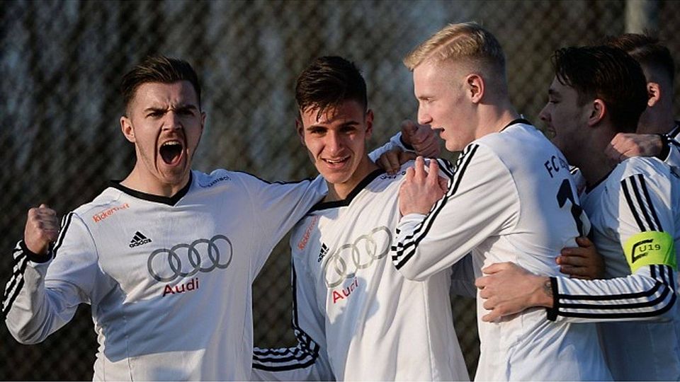 Die A-Junioren bejubeln ihren Sieg gegen Bundesligist Augsburg. F: Leifer