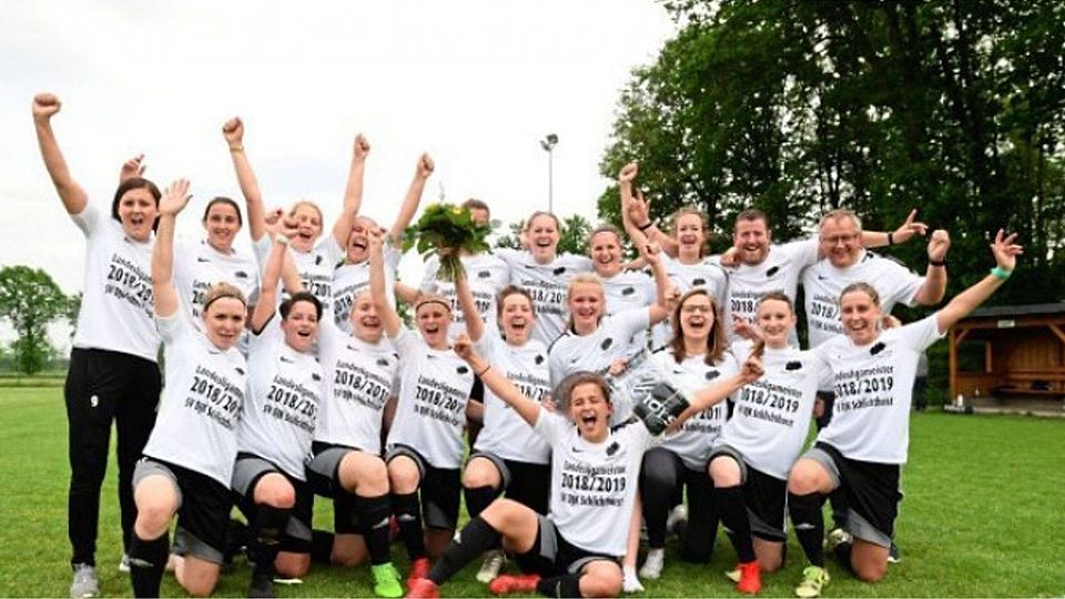 Oberliga, wir kommen: So ausgelassen feierten nach dem Sieg über Verfolger SV Brake die aufgestiegenen Landesligafrauen der SV DJK Schlichthorst nach der Meisterehrung: Alina Determann, Anna-Lena Schlüter, Kimberly Hübler, Yvonne Ludwig, Alicia Kuhlmann (verdeckt), Pia Gerbus, Maria Gerbus und Carolin Gertken sowie Co-Trainer Christian Richter und Trainer Wolfgang Großpietsch als Väter des Erfolge