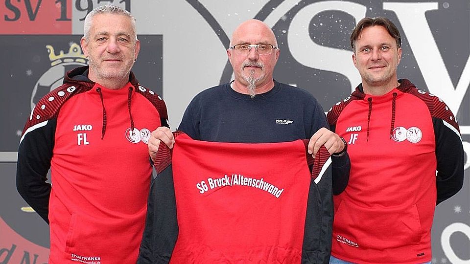 Die Verantwortlichen der SG Bruck / Alten- und Neuenschwand heißen den neuen Cheftrainer Günter Zistler (Mitte) willkommen.