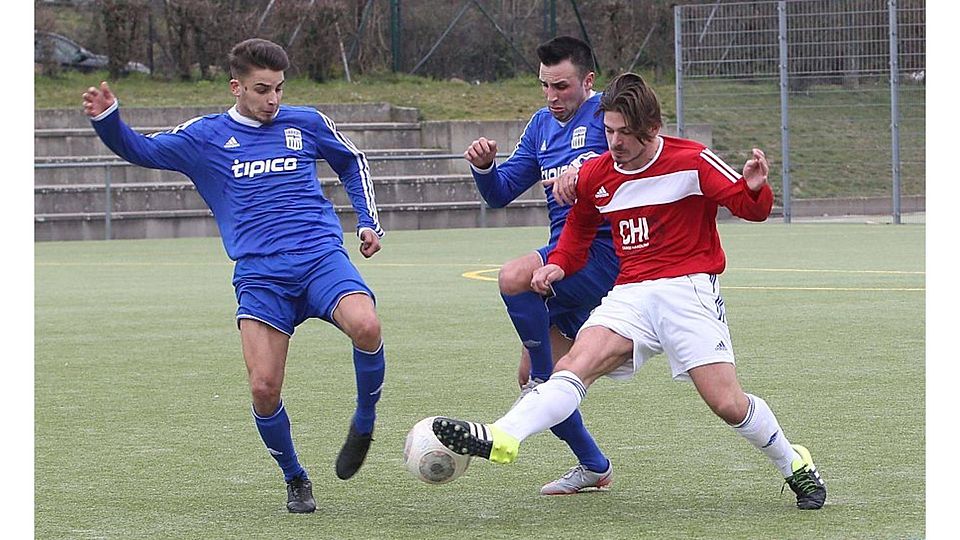 Bis zur 70. Minute hatten die Griechen ihre Mühe Tore zu schießen, am Ende stand es dennoch souverän 3:0 für Hellas in Biebrich. F: Parker
