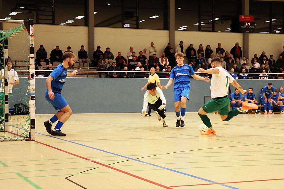 Die FSG Bensheim (in blau) verteidigte am ersten Turniertag trotz der 2:6-Niederlage wacker gegen den VfR Fehlheim.