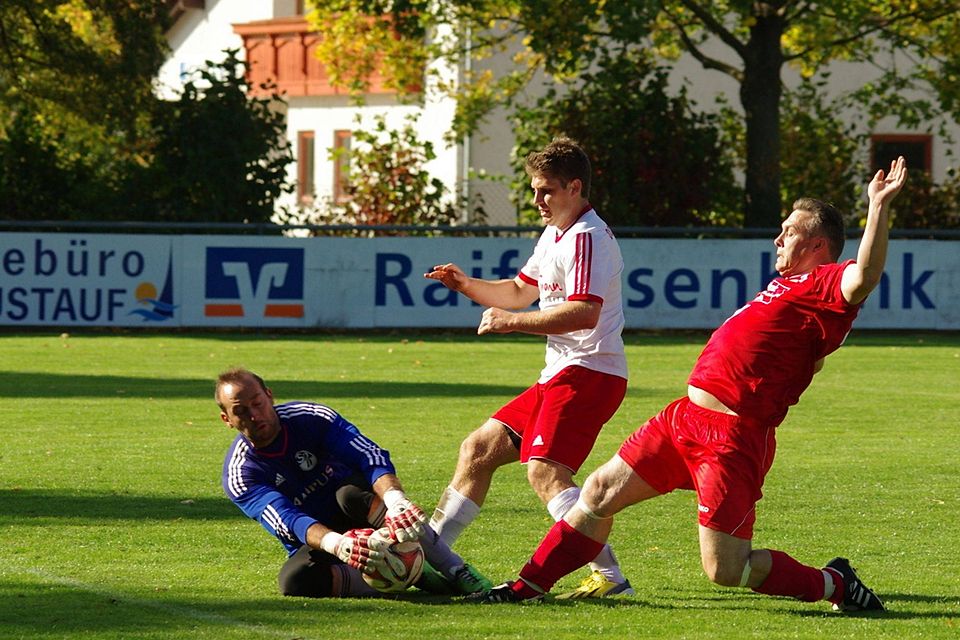 Rosenhofs Thomas Humbs scheitert in dieser Szene an SVD-Keeper Stadler. Durch drei späte Tore gewann Donaustauf mit 3:0. Foto: lst