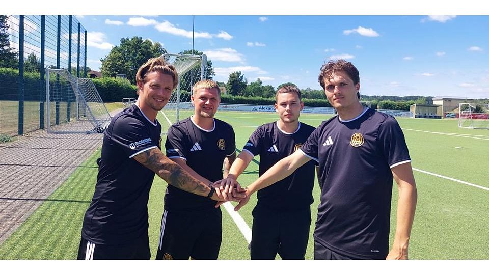 Gemeinsam in die Zukunft: Nicht nur beim SV Bauerbach in der Gruppenliga, sondern auch bei der Playmaker Academie, der Fußball-Schule von Sonny Kittel (ganz links), der hier im Bild mit (v.l.) Bruder Sammy, Felix Litzinger und Noah Link zu sehen ist. © Tim Straßheim 