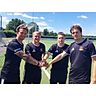 Gemeinsam in die Zukunft: Nicht nur beim SV Bauerbach in der Gruppenliga, sondern auch bei der Playmaker Academie, der Fußball-Schule von Sonny Kittel (ganz links), der hier im Bild mit (v.l.) Bruder Sammy, Felix Litzinger und Noah Link zu sehen ist. © Tim Straßheim 