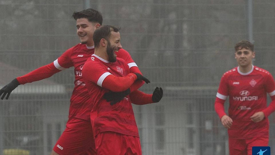 Man of the Match: Morten Stollens (Mitte) erzielt für den FV Delkenheim gegen Kastel 46 vier Treffer.