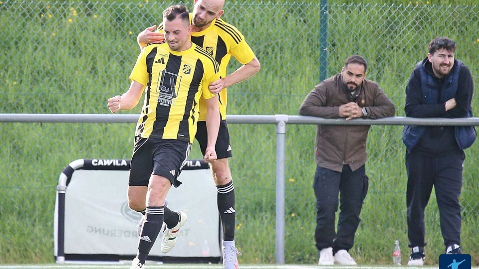 Giuseppe Lo Scudato (links) und Simon Lessel (rechts) vom VfB Tünsdorf stecken mii ihrem Verein im Abstiegsstrudelt 