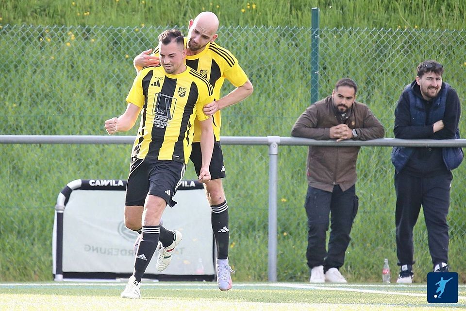 Giuseppe Lo Scudato (links) und Simon Lessel (rechts) vom VfB Tünsdorf stecken mii ihrem Verein im Abstiegsstrudelt 