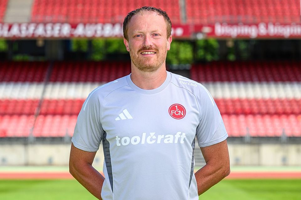 Fototermin im Max-Morlock-Stadion: Prof. Dr. Werner Krutsch in seiner Funktion als Mannschaftsarzt des 1. FC Nürnberg.