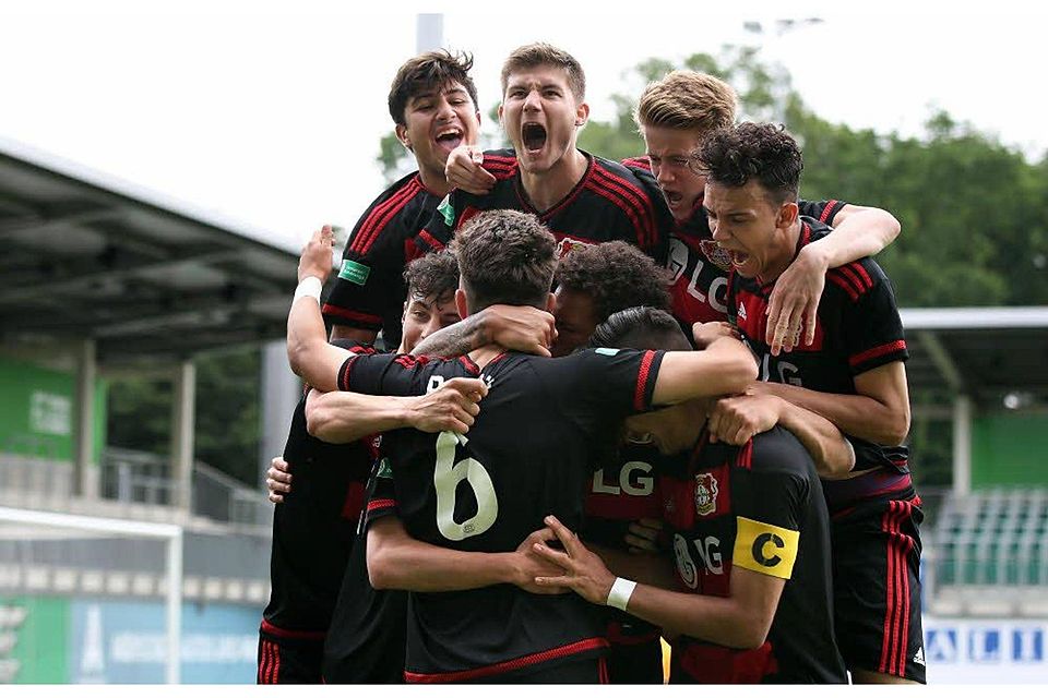 So jubeln Sieger: Die B-Junioren-Fußballer von Bayer 04 Leverkusen haben das Finale der Deutschen Meisterschaft erreicht. Foto: Getty