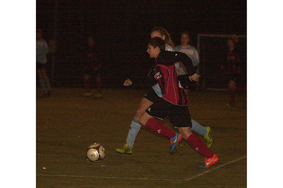 Die Lollarerin Swantje Kohlitz (vorne) überläuft ihre Gegenspielerin aus Friedensdorf.  	Foto: Niebergall