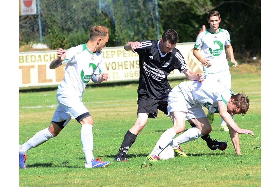 Die DJK Neustadt/WN (in Schwarz) will auch im Heimspiel gegen die SpVgg SV Weiden II ein gutes Spiel abliefern und der FC Weiden-Ost sinnt nach Wiedergutmachung gegen die SpVgg Schirmitz. F: Nachtigall&lt;/b&gt;