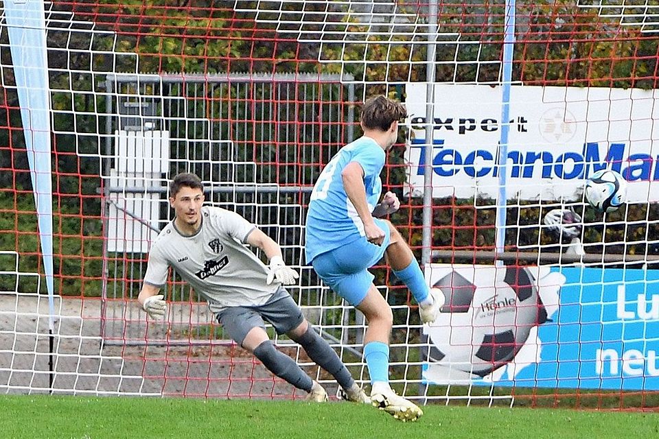 Der Rainer Keeper Fabian Eutinger ist ins andere Eck unterwegs und ist beim Elfmeter des Löwen Noah Klose zum 2:1 chancenlos.