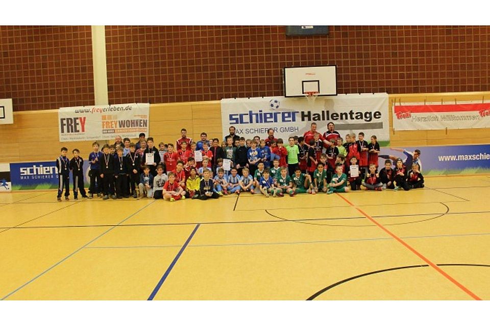 Das Gemeinschaftsfoto nach der Siegerehrung mit allen Mannschaften und Trainern. Foto: Guggenberger