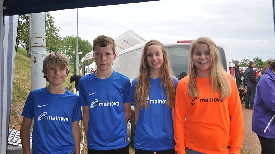 Adrian, Jonas, Ariane und Clara (von links) aus Volkartshain liefen am Dienstagabend mit der Vogelsberg-Auswahl auf das Spielfeld. 	Foto: Vonderheid