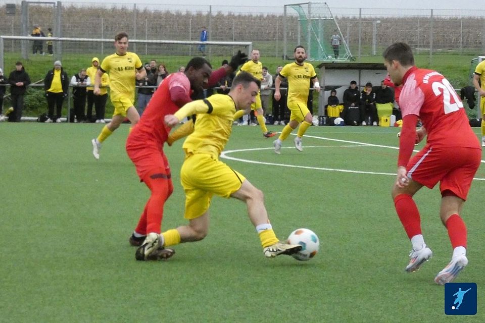 Der SV Biengen (in den gelben Trikots) behielt letzten Endes im Bad Krozinger Erlenmattenstadion mit 3:2 die Oberhand und wittert Morgenluft im Abstiegskampf. Der SV Biengen (in den gelben Trikots) behielt letzten Endes im Bad Krozinger Erlenmattenstadion mit 3:2 die Oberhand und wittert Morgenluft im Abstiegskampf.