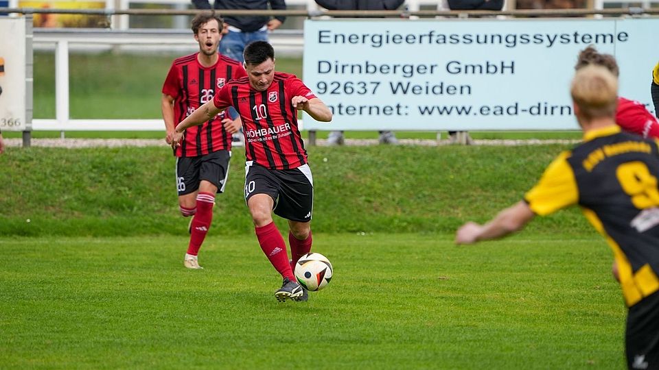 Mit einem hohen 6:0-Sieg gegen den ASV Neustadt (in Gelb-Schwarz) sicherten sich Ludwig Tannhäuser (am Ball) und sein SC Luhe-Wildenau II die Herbstmeisterschaft in der Kreisklasse Ost.