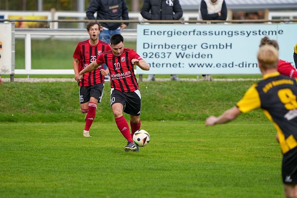 Mit einem hohen 6:0-Sieg gegen den ASV Neustadt (in Gelb-Schwarz) sicherten sich Ludwig Tannhäuser (am Ball) und sein SC Luhe-Wildenau II die Herbstmeisterschaft in der Kreisklasse Ost.