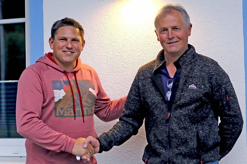 Abgemacht: Ohlstadts Abteilungsleiter Florian Müller (l.) freut sich, dass Stefan Schwinghammer fortan die Erste Mannschaft des SVO coachen wird.