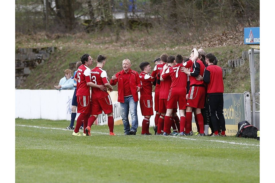 Der FSV Bayreuth mit Trainer Ingo Walther (Dritter von links) hat sich die Meisterschaft in der Bezirksliga Oberfranken Ost gesichert.F: Kolb