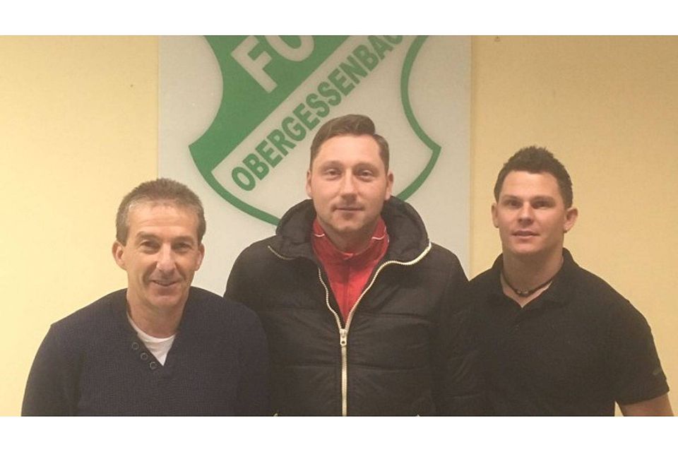 Abteilungsleiter Max Gsimbsl (links) und Vorstand Matthias Frauenholz (rechts) begrüßen den neuen FCO-Spielertrainer David Duraj.