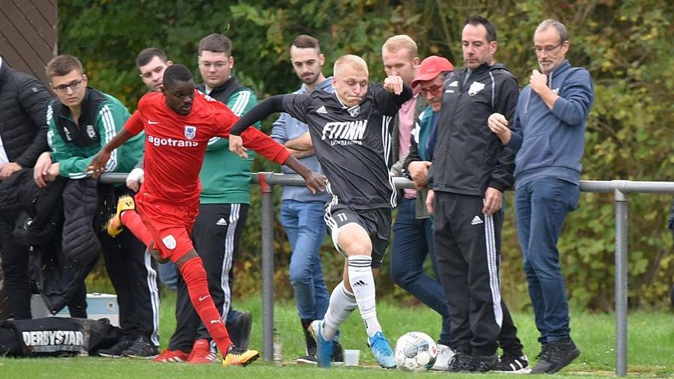 Bakary Williams Sidibe (links, Rosenhöhe Offenbach) kann den agilen Paul Kipper von den Sportfreunden Oberau nicht halten.  	Foto: erg