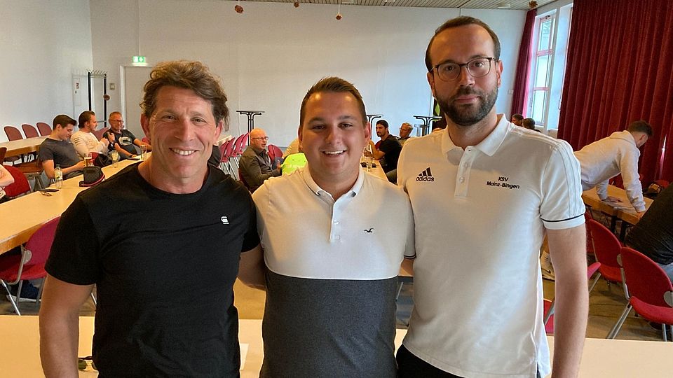 Marienborn-Coach Ali Cakici sowie die Schiedsrichter Marcel Wabra und Hüseyin Dogan (von links nach rechts) wollen einen regelmäßigen Austausch der Schiedsrichter, Trainer und Spieler im Kreis Mainz-Bingen etablieren. 