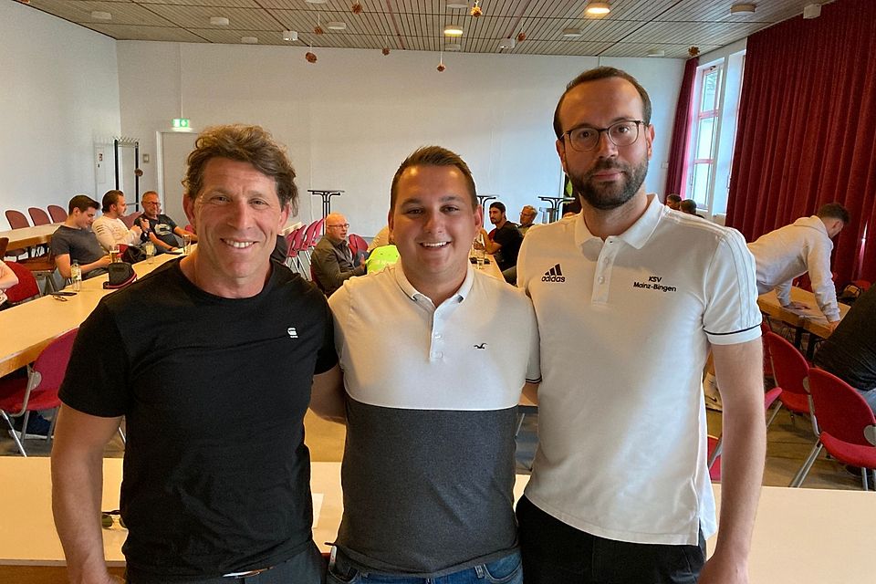 Marienborn-Coach Ali Cakici sowie die Schiedsrichter Marcel Wabra und Hüseyin Dogan (von links nach rechts) wollen einen regelmäßigen Austausch der Schiedsrichter, Trainer und Spieler im Kreis Mainz-Bingen etablieren. 