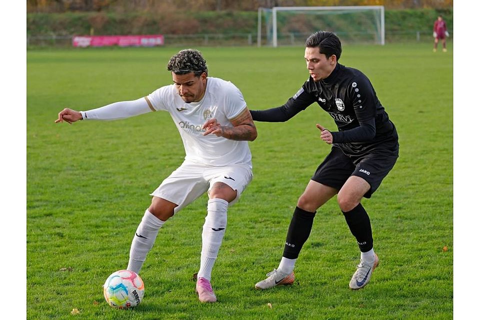 Hintermann: Viktoria Griesheim (rechts Loris-Seree Lang) hatte zuletzt im Derby beim FCA Darmstadt (links Victor Vinicius Silva De Oliveira) die bessere Strategie und gewann. Am Wochenende wollen beide Teams nun erfolgreich sein.	Foto: Peter Henrich