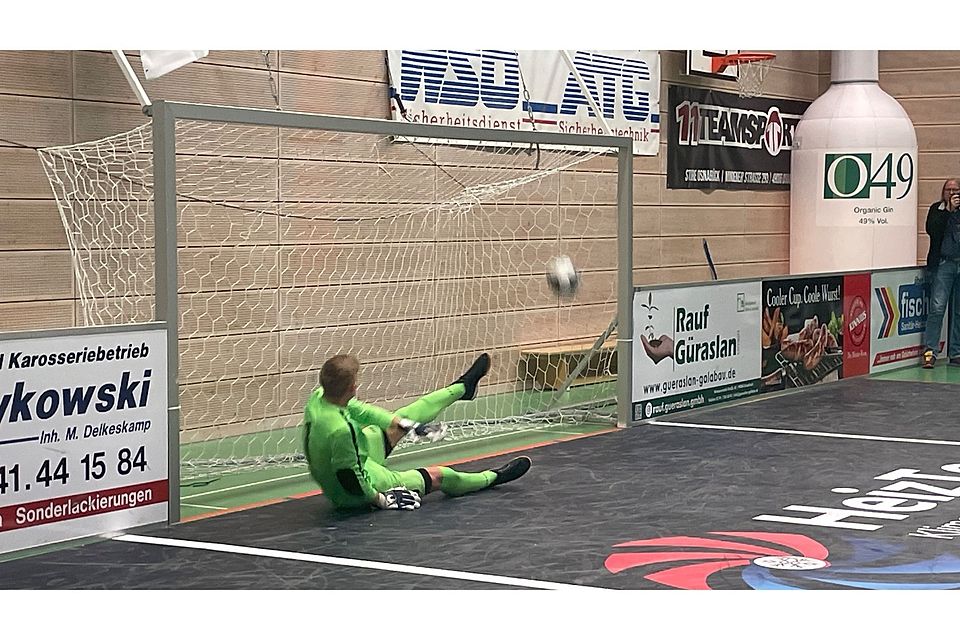 Die Entscheidung: Der Ball springt von der Unterkante der Latte ins Feld zurück. 