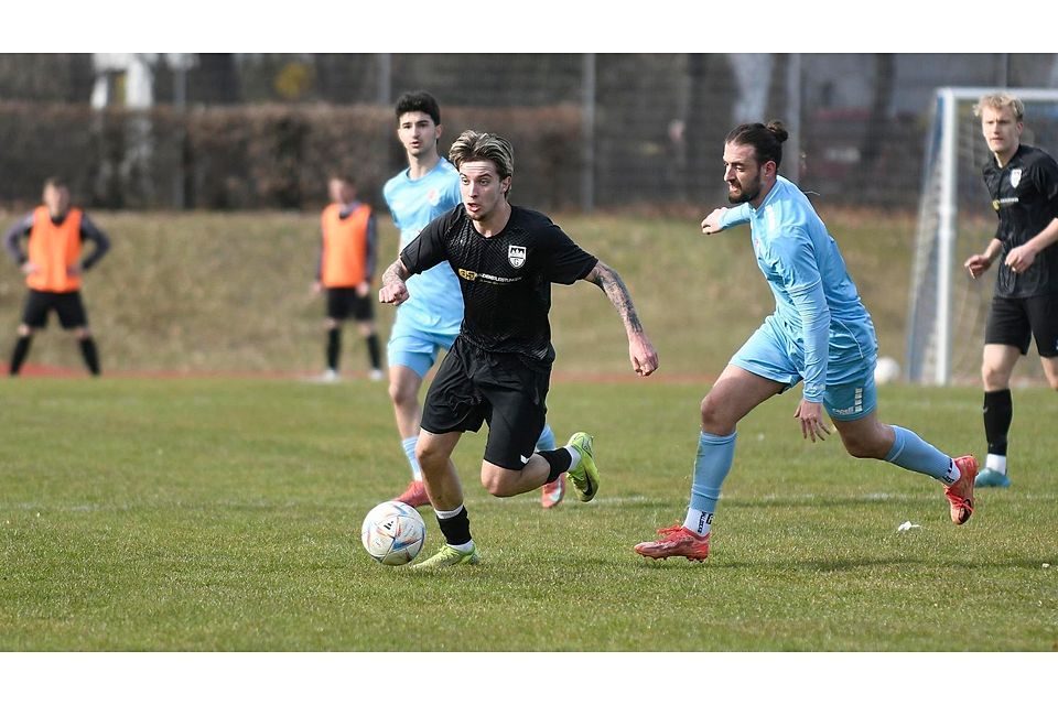 Gut reingekämpft haben sich die Geretsrieder um Torschütze Tyrone Prepeluh (am Ball) ins Match gegen Schlusslicht Türkgücü München und gewannen am Ende verdient mit 2:0.