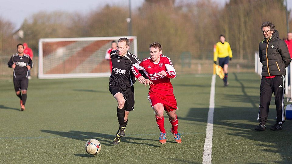 Duell an der Seitenlinie: Sebastian Müller (links, Merzhausen) und UTSGler Pascal Bretschneider.	Foto: Flucke
