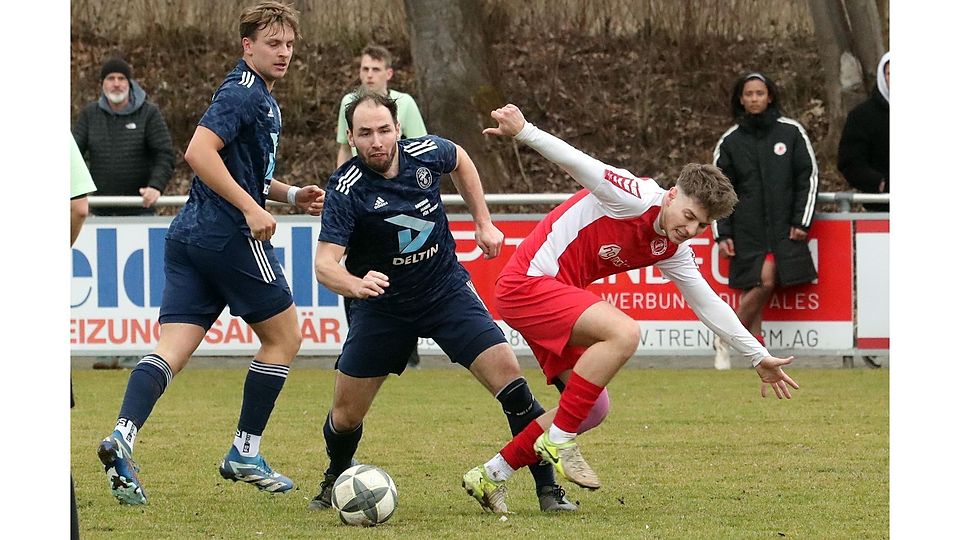 Fußball; Saison 2025/26; Bezirksliga; Tobias Ried (im blauen Trikot, rechts) im Zweikampf mit Maximilian Neufing vom SV Raisting am 1. März 2026