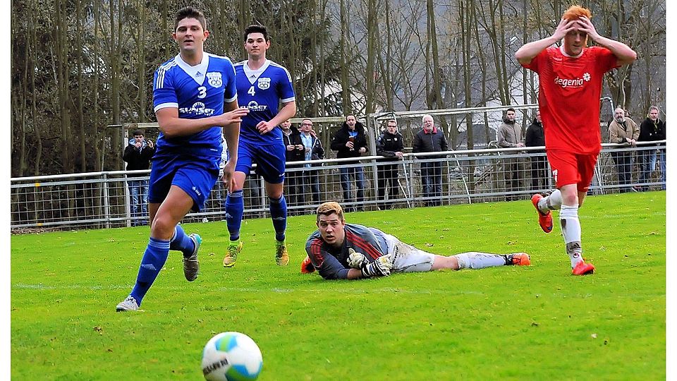Riesenchance für Philipp Steitz, der Ball geht aber knapp vorbei. Erleichtert sind Torwart Benjamin Gross, Julian Schauss (2), Giorgi Giorgadse.