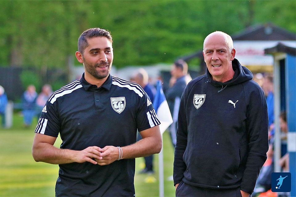Haben mit ihrer Mannschaft weiter Chancen auf die Kreisliga-Meisterschaft: Türkgücü-Trainer Ali Ucar (l.) und Mario Basler.