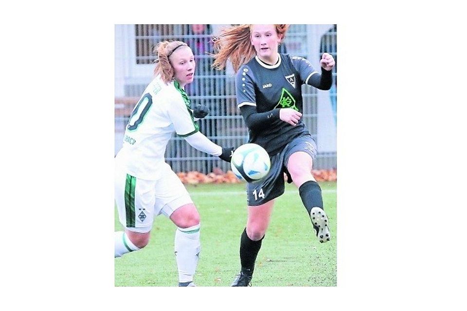 Durchgesetzt: Aachens Akteurin Sonja Bartoschek (rechts) legt den Ball an der Gegenspielerin vorbei. Foto: Gras