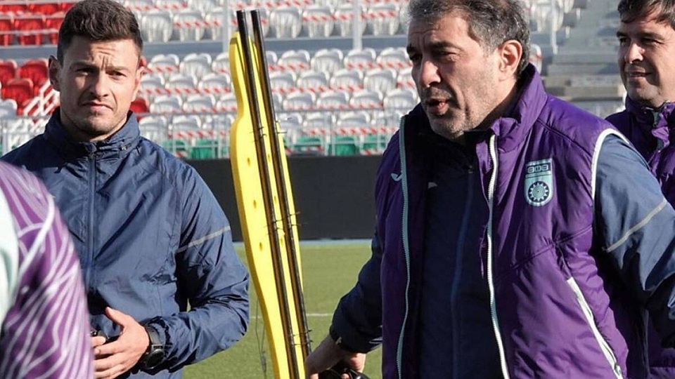 Besprechung in Ufa: Rainer Müller (l.) mit Trainer Rashid Rakhimov, der ihn nach Russland geholt hat.
